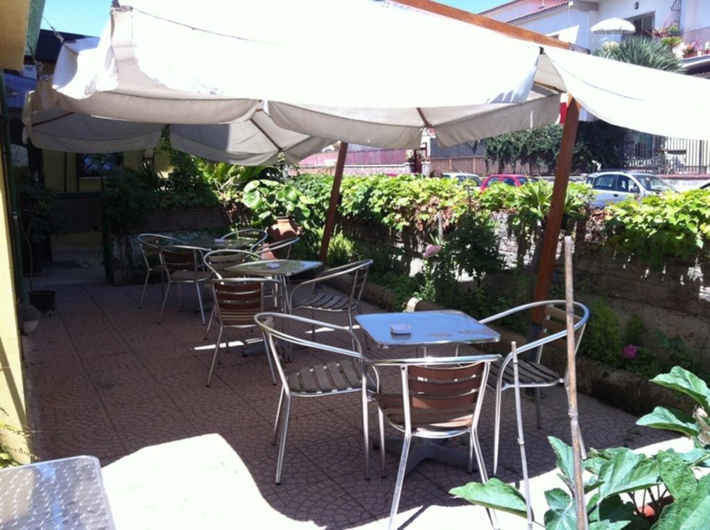 Albergo Delle Rose ปอซซุออลี ภายนอก รูปภาพ