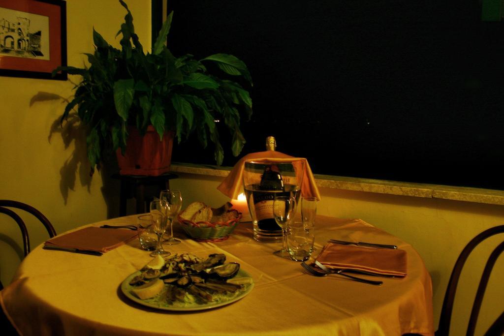 Albergo Delle Rose ปอซซุออลี ภายนอก รูปภาพ