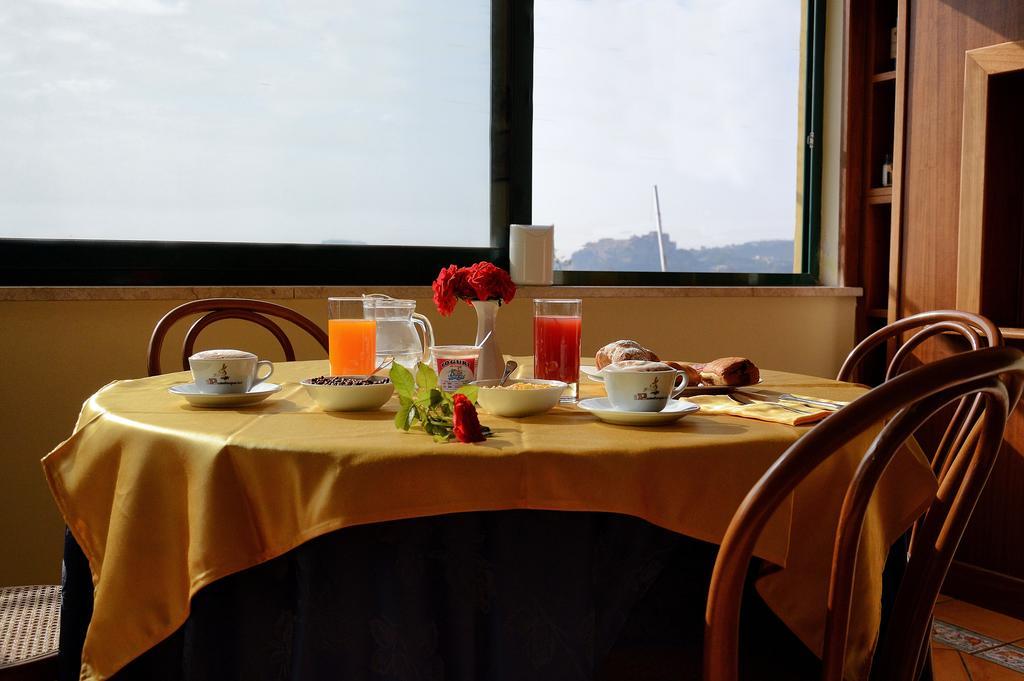 Albergo Delle Rose ปอซซุออลี ภายนอก รูปภาพ