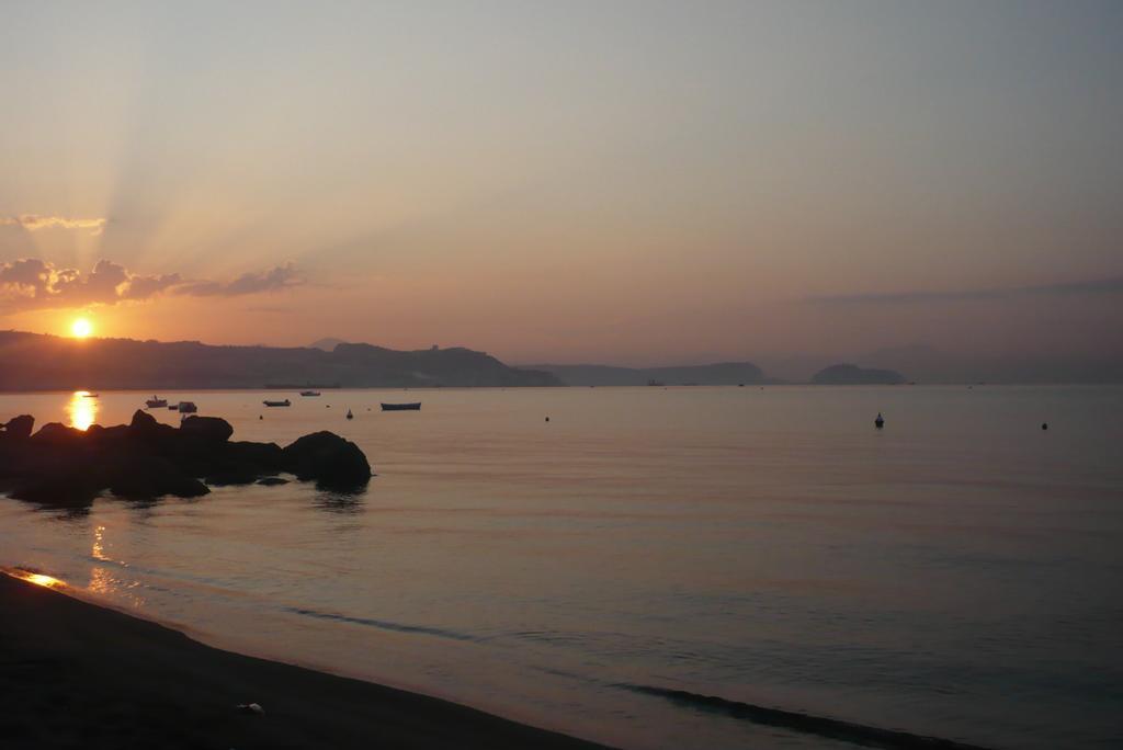 Albergo Delle Rose ปอซซุออลี ภายนอก รูปภาพ